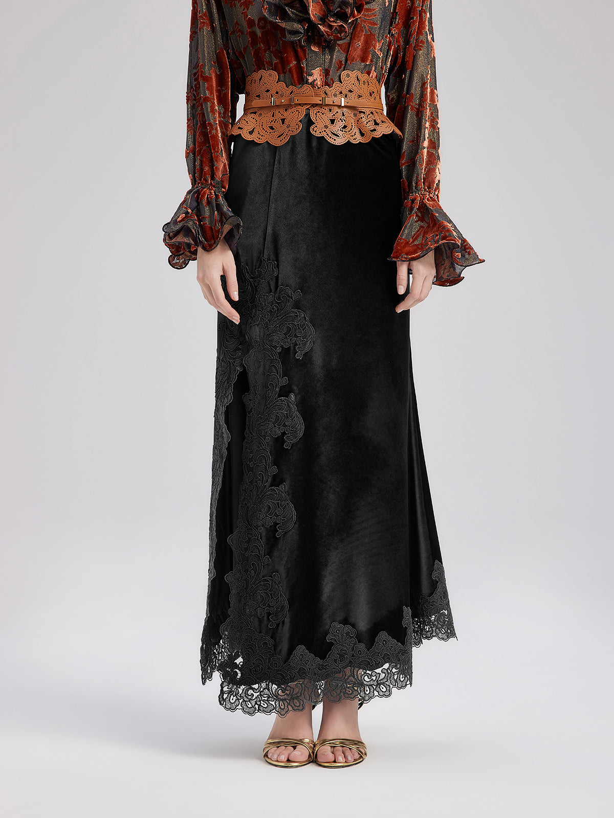 Lightweight garment with simple structure and relaxed fit