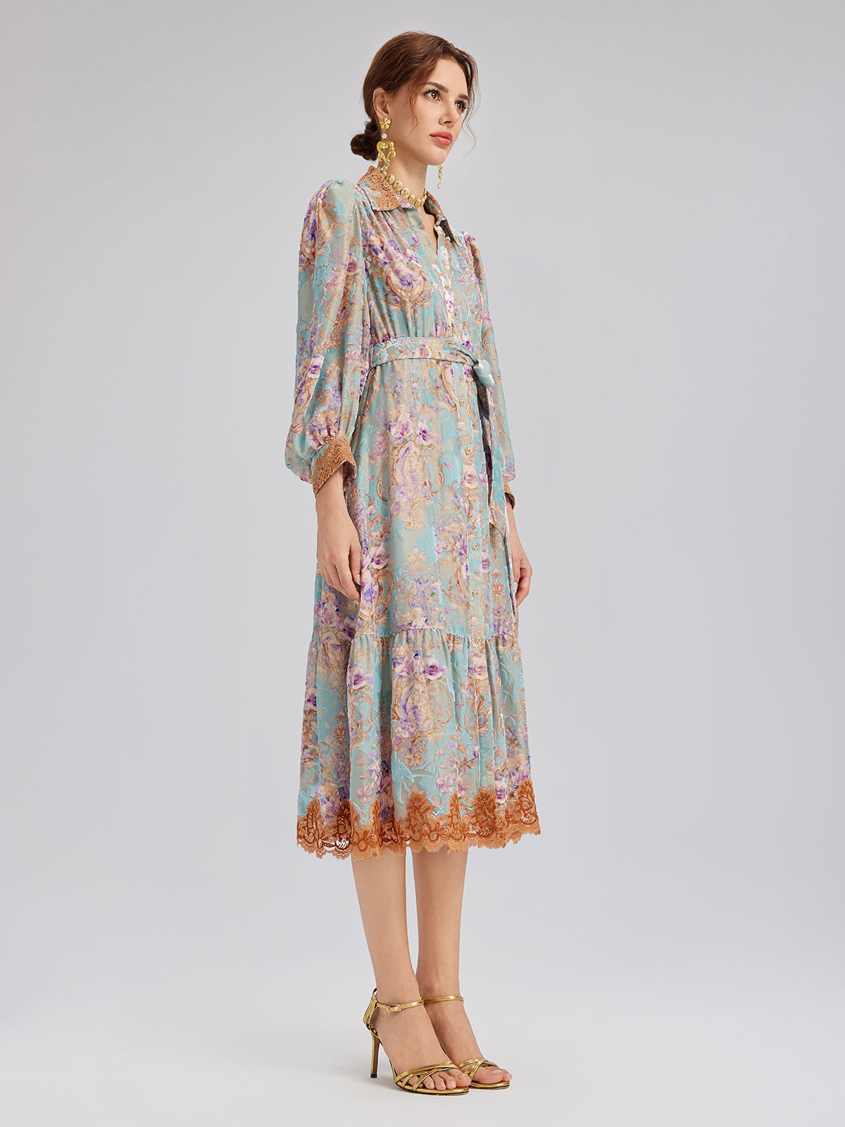 فستان من الحرير المخملي بنقشة الديفوريه مع دانتيل على الأطراف (يتضمن حزام مطابق)