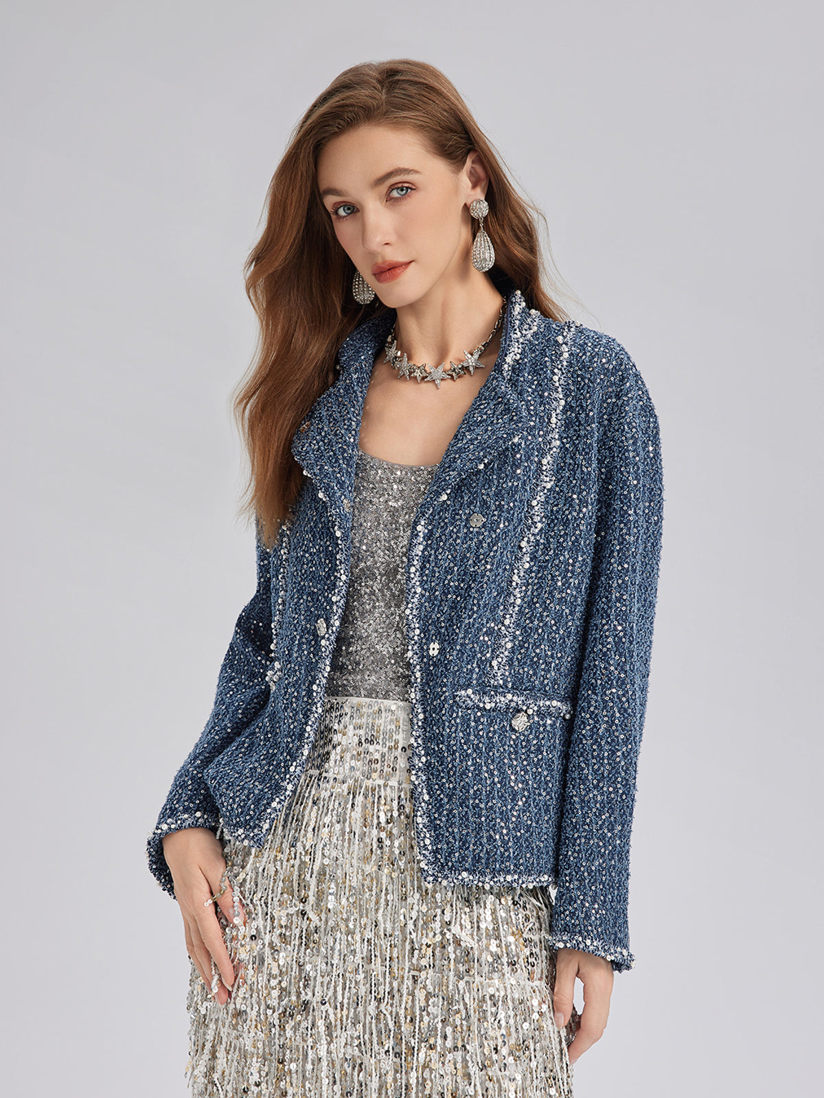جاكيت من التويد المطرز يدوياً بنمط الدنيم والترتر