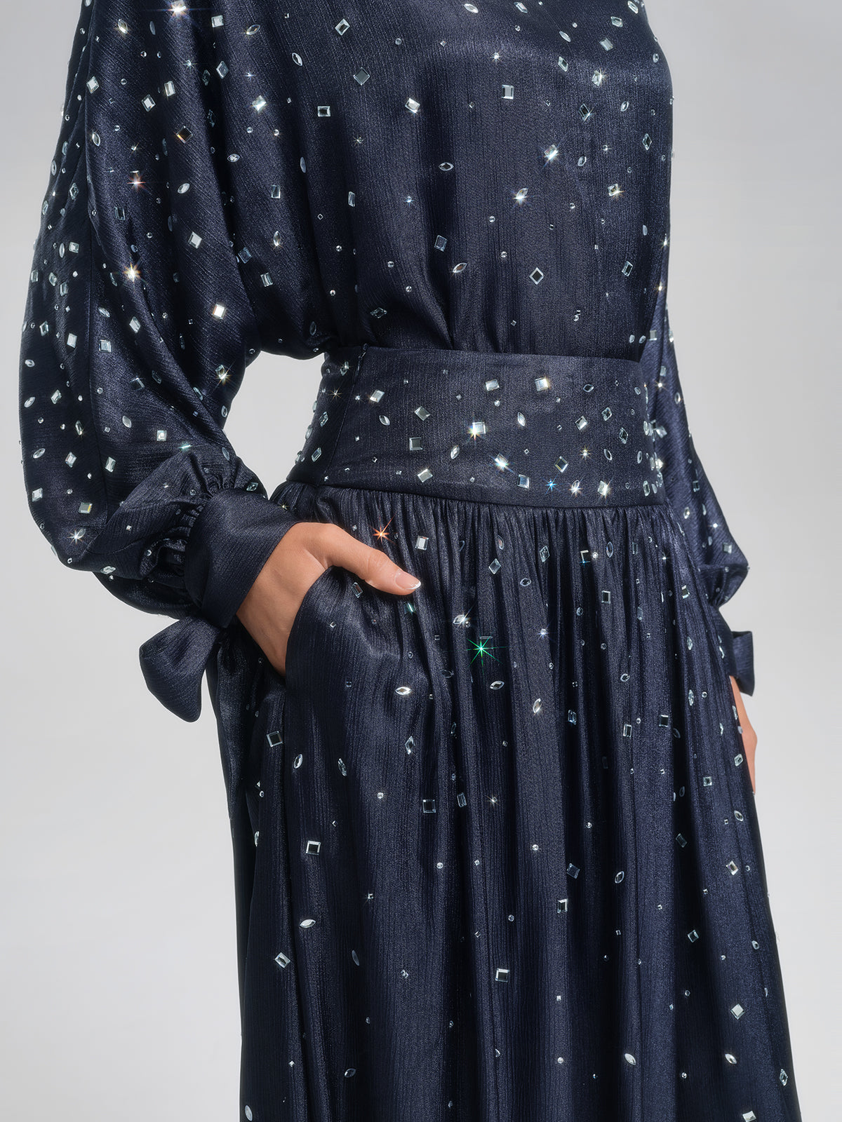 تنورة ستان واسعة مزينة بأحجار الراين