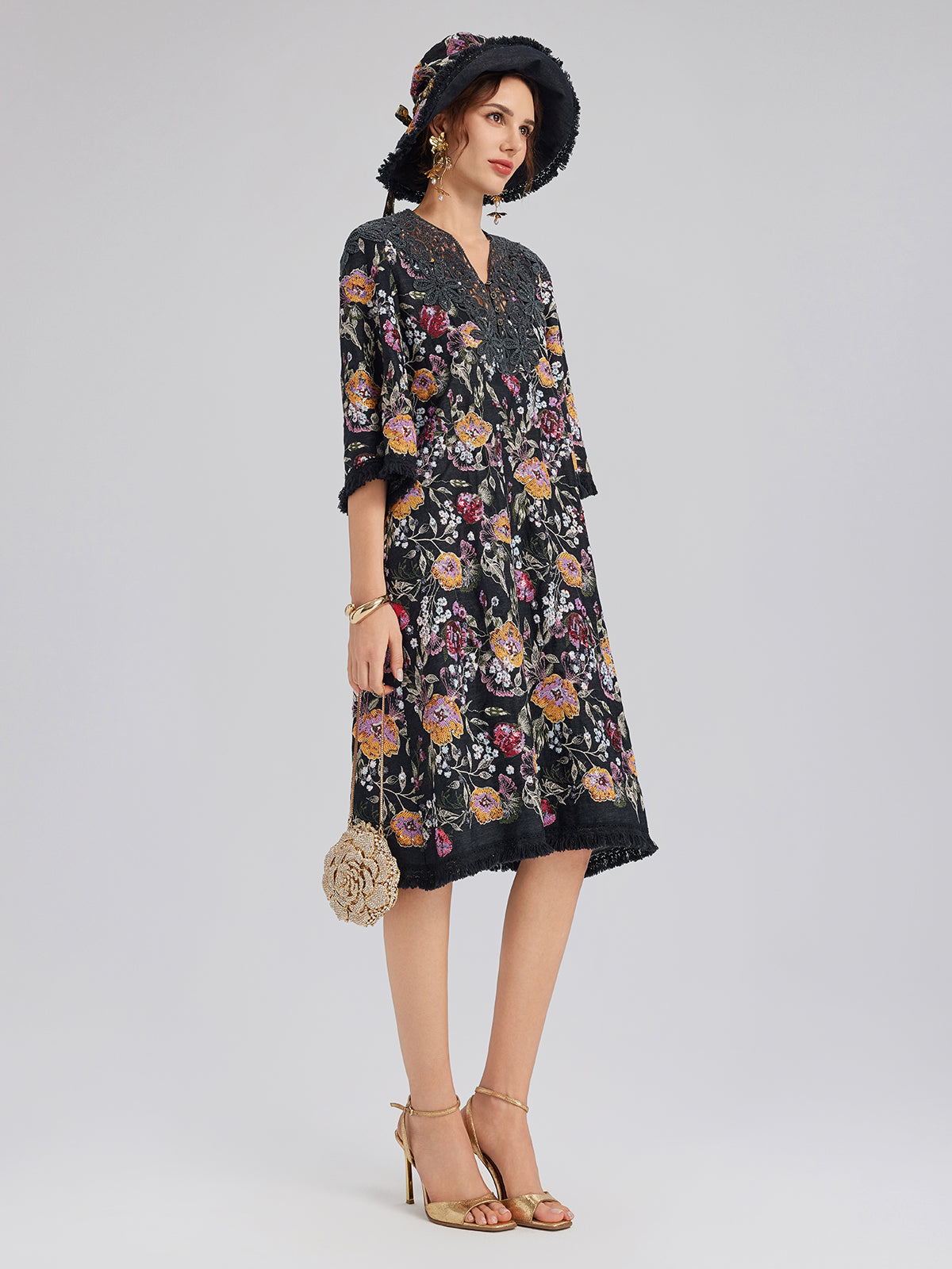 قبعة دينم بحواف خام ومطرزة يدويًا بالخرز بنقشة الزهور